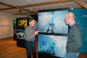 Fotograf Michel Roggo und Museumsdirektor Hannes Geisser sprechen über Roggos Bilder und den sorgsamen Umgang mit Wasser.