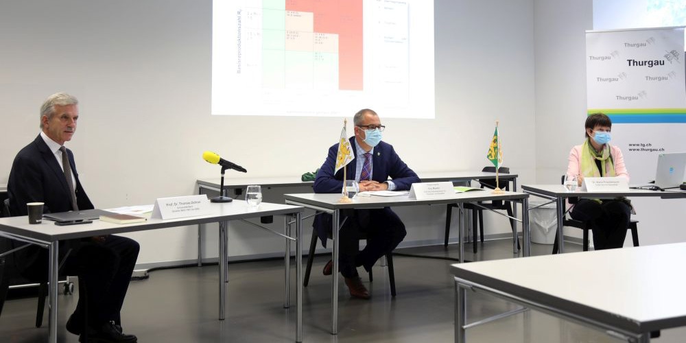 Sie präsentierten den neuen Pandemieplan des Kantons Thurgau (von links nach rechts): Thomas Zeltner, langjähriger Direktor des Bundesamts für Gesundheit, Regierungsrat Urs Martin und Karin Frischknecht, Chefin des Amts für Gesundheit.