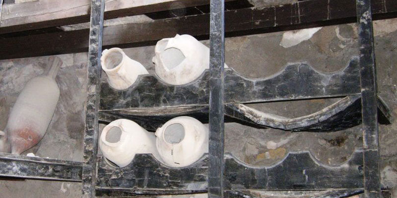 Römische Amphorenhalterung aus Holz und Amphoren, Herkulaneum (Italien). Bild: AATG, U. Leuzinger.