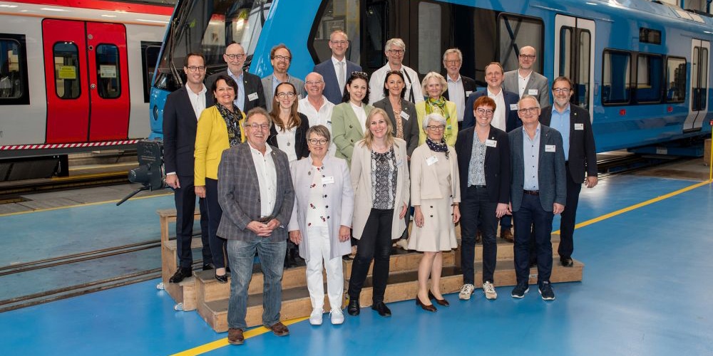 ​​​​​​​Mitglieder der Leitungsorgane des Baselbieter Landrats und des Thurgauer Grossen Rates in der Produktionshalle der Stadler Rail AG in Bussnang. Foto: Foto Prisma Oertle
