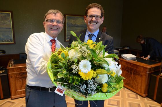 Regierungspräsident Jakob Stark (rechts) dankt Kaspar Schläpfer für seine langjährige und aktive Mitarbeit im Regierungsrat des Kantons Thurgau.