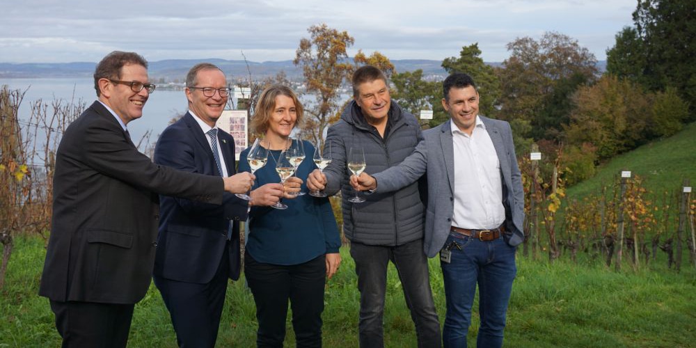Die Verantwortlichen stossen auf das Projekt «Thurgauer Staatsweine» an (von links): Jakob Stark, Walter Schönholzer, Priska Held, Michael Polich und Florian Sandrini.