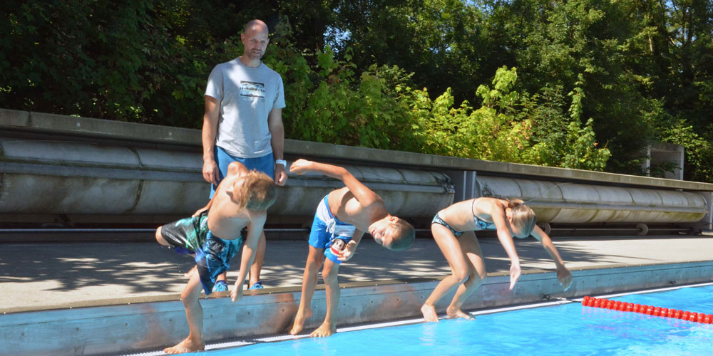 Unter der Beobachtung von Michael Krucker vom Sportamt des Kantons Thurgau rollen drei Kinder ins Wasser. Das ist die erste von drei Übungen des Wasser-Sicherheits-Checks.