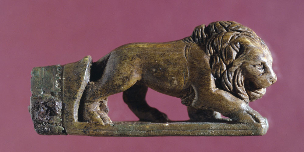 Römischer Elfenbeingriff eines Klappmessers in Löwenform aus Hüttwilen-Stutheien.