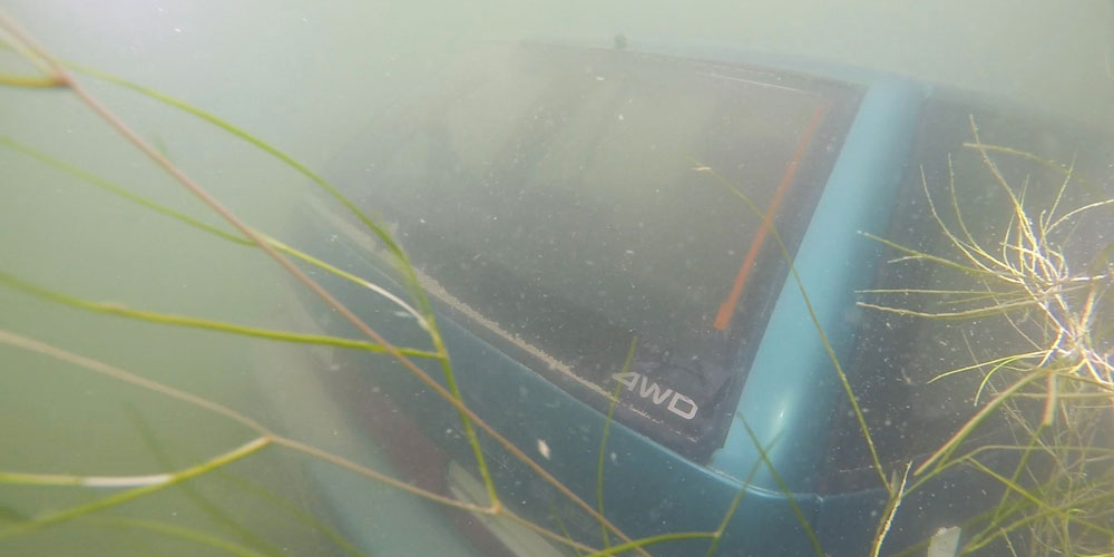 Ein gesunkenes Auto sollte so schnell als möglich geborgen werden, damit der See nicht verschmutzt wird.