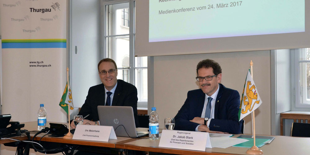 Der Thurgauer Regierungsrat Jakob Stark und Urs Meierhans, Chef der kantonalen Finanzverwaltung, präsentieren die Zahlen der Jahresrechnung 2016.