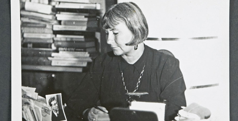Alja Rachmanowa am Schreibtisch in ihrem Haus in Ettenhausen, zwischen 1950 und 1960 (Staatsarchiv Thurgau).