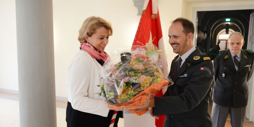 Regierungsrätin Cornelia Komposch nimmt aus den Händen von Oberstleutnant Dominik Suter nicht nur die Standarte des Inf Bat 73 zurück, sondern bekommt auch Blumen geschenkt.