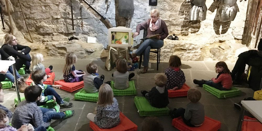 An der Schatulle im Ritterkeller von Schloss Frauenfeld geniessen Kinder eine unvergessliche Märchenstunde.