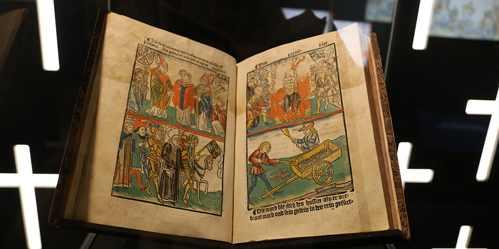 Die Richentalchronik im Historischen Museum Thurgau zeigt den Feuertod des Reformators Jan Hus.