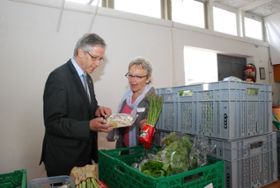 Regierungspräsident Claudius Graf-Schelling und Margrith Giger von der «tavola» Arbon begutachten die angelieferten Lebensmittel.