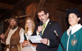 «Willhelm Tell» mit der Apfelkönigin Corinne Oertig, Regierungspräsident Jakob Stark und der Weibelin Verena Schneiter
