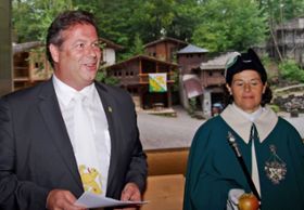 Grossratspräsident Walter Hugentobler mit Weibelin Verena Schneiter