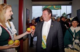 Strahlend nimmt Grossratspräsident Walter Hugentobler aus den Händen der Apfelkönigin Corinne Oertig einen Thurgauer Apfel entgegen