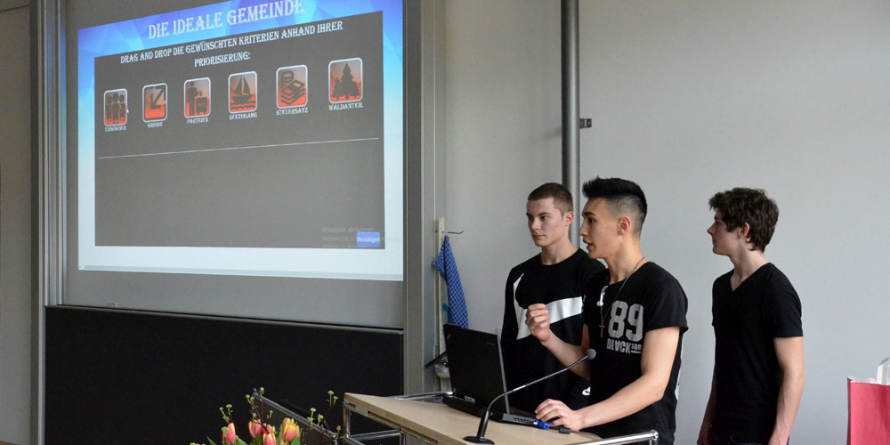 Informatikmittelschüler präsentieren ihr Projekt. Foto: Christoph Heer.