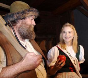 Die Apfelkönigin Corinne Oertig übergibt «Willhelm Tell» den Thurgauer Apfel