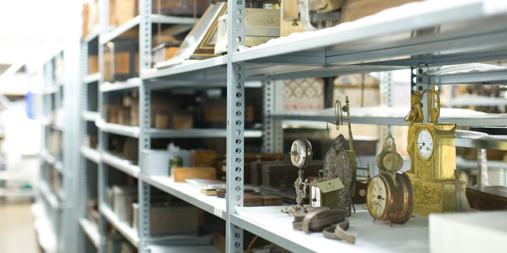 Blick hinter die Kulissen: Im Depot stehen die Museums-Objekte dicht an dicht und feinsäuberlich geordnet im Regal.