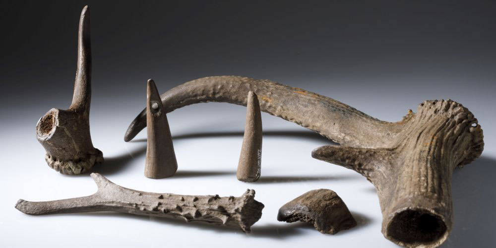 Jungsteinzeitlicher Werkabfall und Anhänger aus Geweih (um 3800 v.Chr.); gefunden in der Unesco-Welterbestätte Hüttwilen-Nussbaumersee.