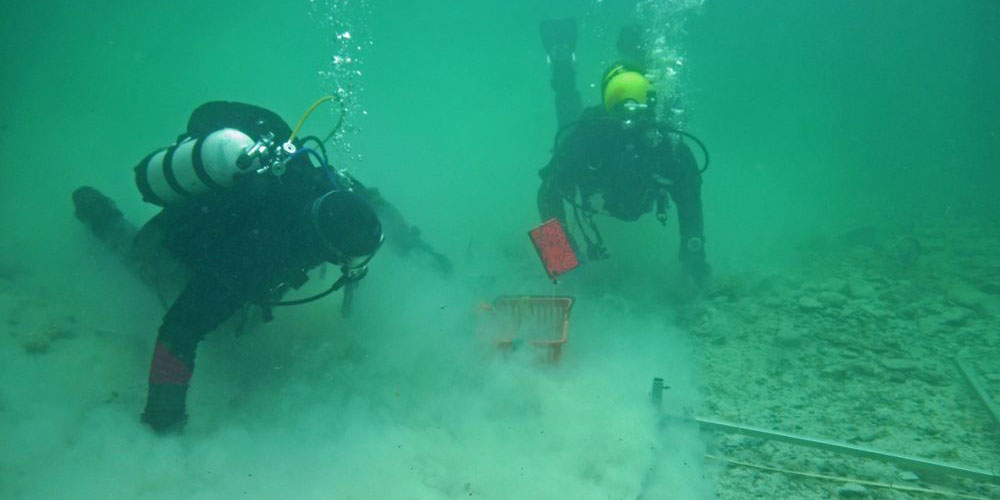 Taucharchäologen bei der Arbeit unter Wasser