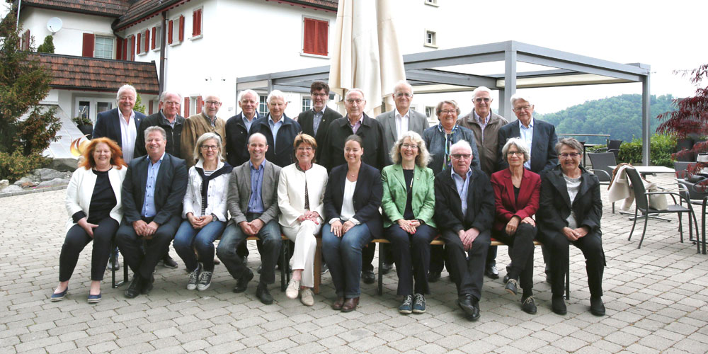 Die Teilnehmerinnen und Teilnehmer des traditionellen Treffens der ehemaligen Thurgauer Grossratspräsidentinnen und -präsidenten mit Regierungspräsidentin Carmen Haag vor dem Restaurant Klein Rigi, Schönenberg an der Thur. 