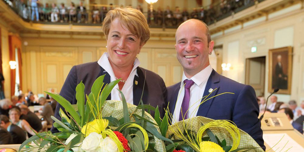 Die neu gewählte Regierungspräsidentin Cornelia Komposch und der neu gewählte Präsident des Grossen Rates Turi Schallenberg.