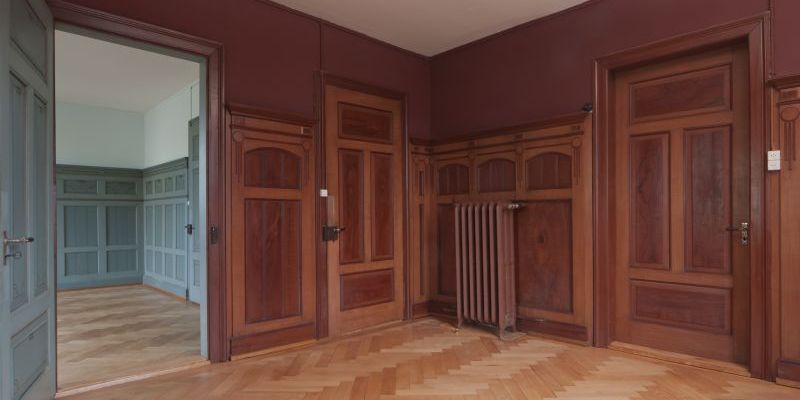 Unterschiedliche Farben und aufwendig geschnitztes Holztäfer geben den Räumen einen repräsentativen Charakter. Foto Lukas Fleischer