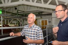 Kantonstierarzt Paul Witzig (links) und Agroscope-Wissenschafter Michael Zähner erläutern in Tänikon den Versuch im Melkstand. 