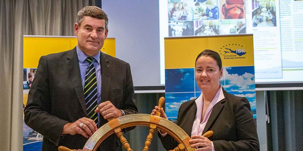 Regierungspräsident Christian Amsler übergibt den Vorsitz der IBK an Regierungsrätin Carmen Haag vom Kanton Thurgau, Vorsitzende der IBK in 2019.