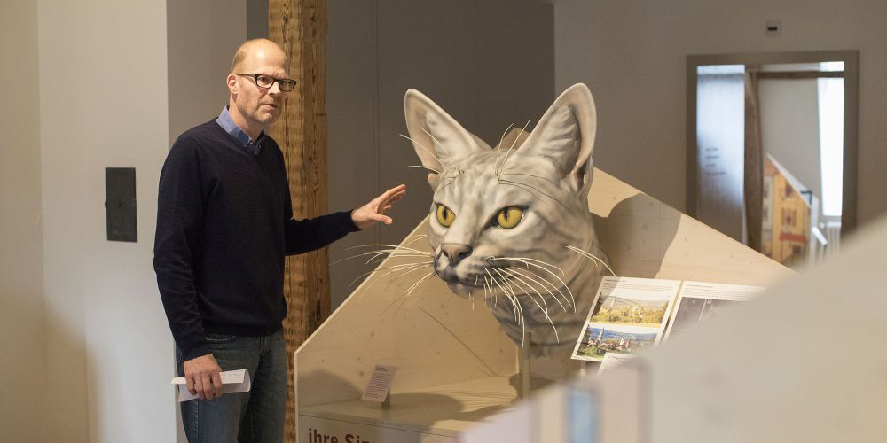 Museumsdirektor Hannes Geisser erklärt vor den Medien, wofür die Katze Schnauzhaare besitzt.