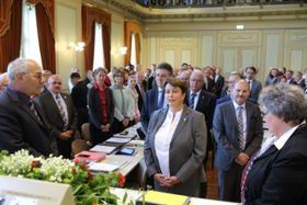 Die neue Regierungsrätin Cornelia Komposch legt das Amtsgelübde ab.